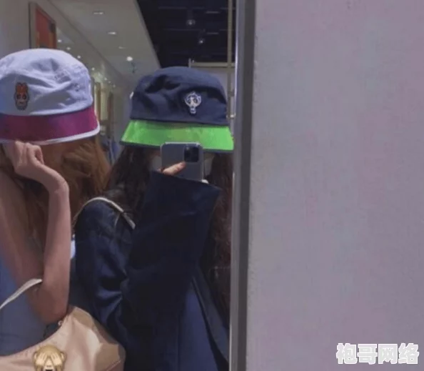 骚年卫生间囗交白毛瘦老头激情，近日网络热议此事件，引发众多网友讨论与关注